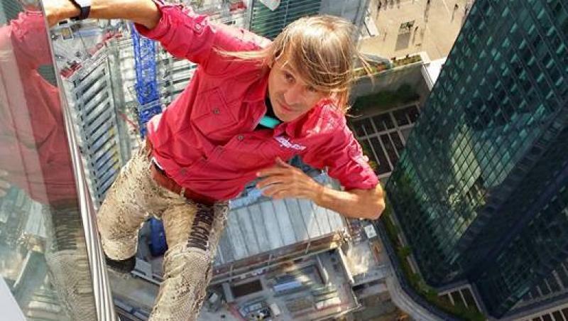 Un nou record al Omului Păianjen. Alpinistul urban francez a escaladat o clădire de 48 de etaje din Paris  fără echipament de siguranță