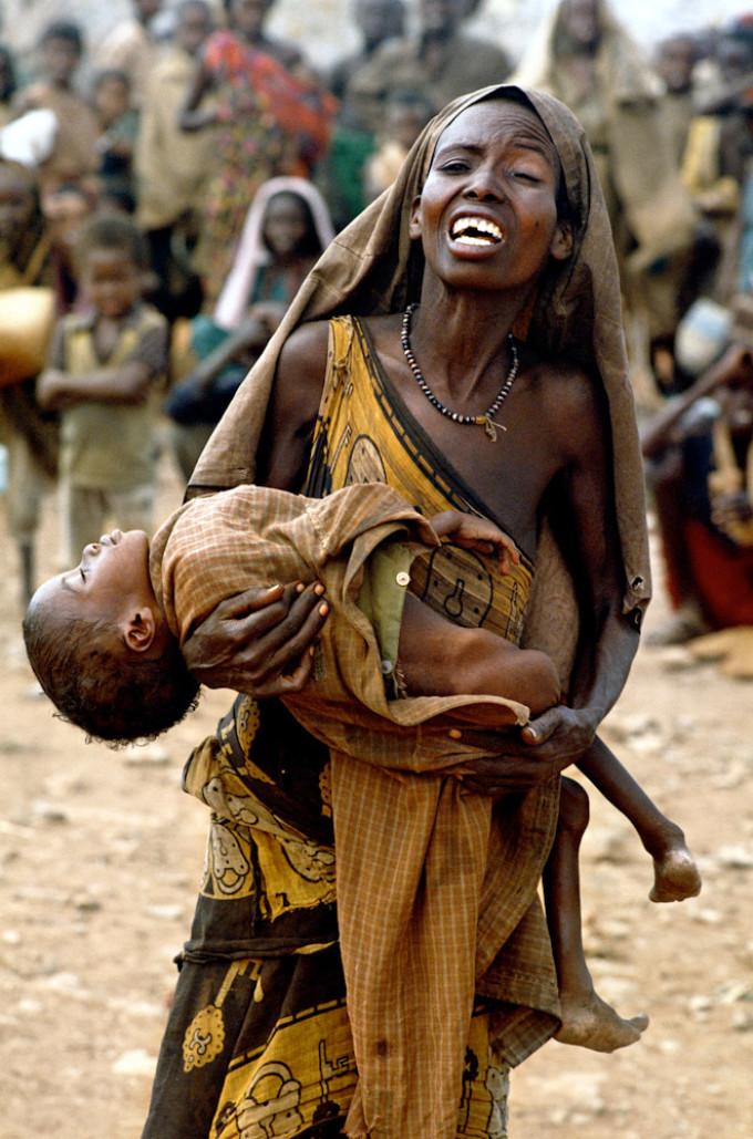 Circa 345 de milioane de oameni suferă de foamete acută. O persoană moare la fiecare patru secunde din lipsa hranei