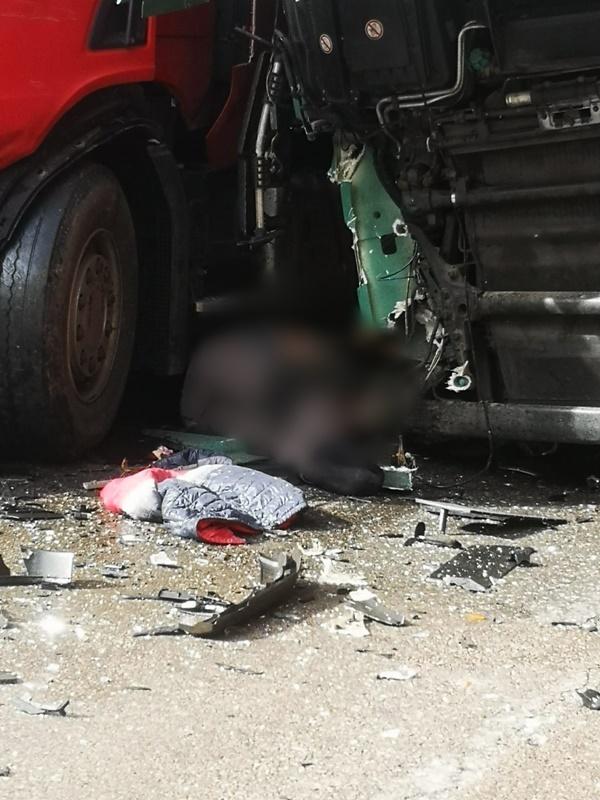 Coliziune frontală între două TIR-uri, pe fondul unei pătrunderi pe contrasens. Un șofer a murit 18799883