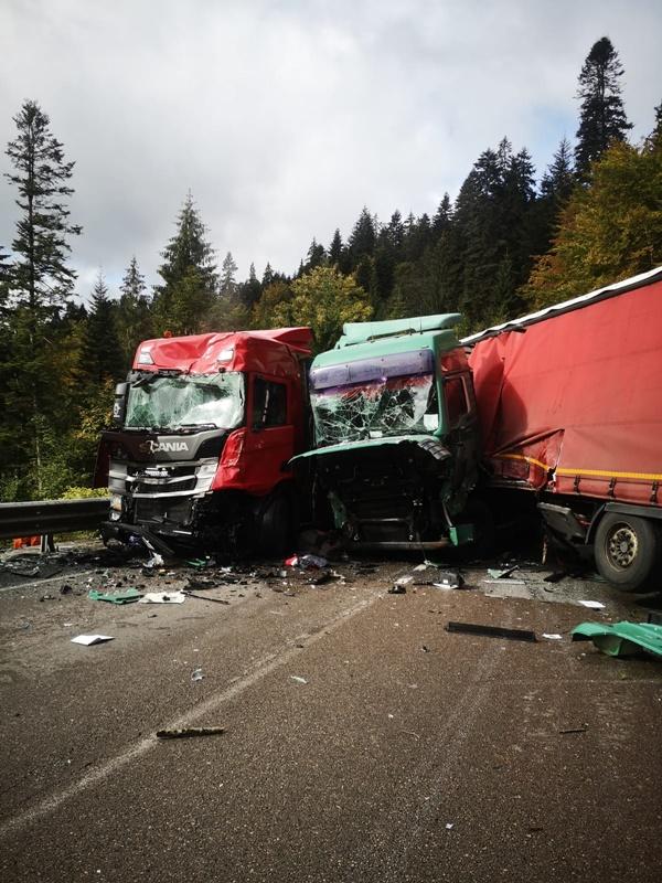 Coliziune frontală între două TIR-uri, pe fondul unei pătrunderi pe contrasens. Un șofer a murit 18799884