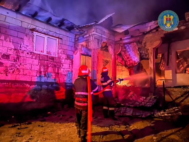 Incendiere a patru case la Babadag, județul Tulcea: "cauza probabilă a fost acțiunea intenționată" 18799863