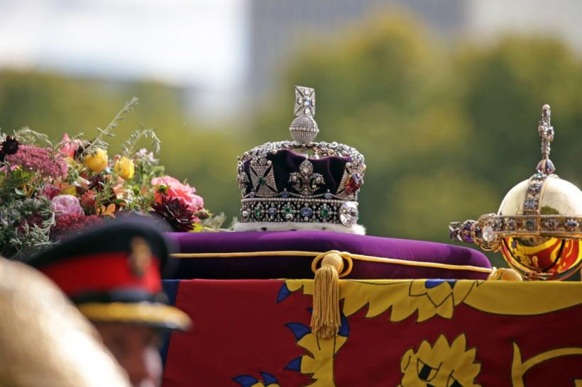 Regina Elisabeta a II-a, condusă pe ultimul drum de către britanici și liderii lumii