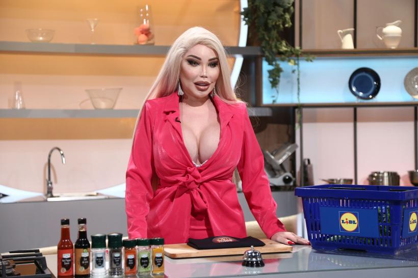 Seara extravaganțelor la Chefi la cuțite! Jessica Alves, cunoscută cândva drept „Păpușa umană Ken”, îi vizitează pe Chefi. Iar Iulia Albu îi uluiește pe jurați cu preparatul său elaborat 18799947
