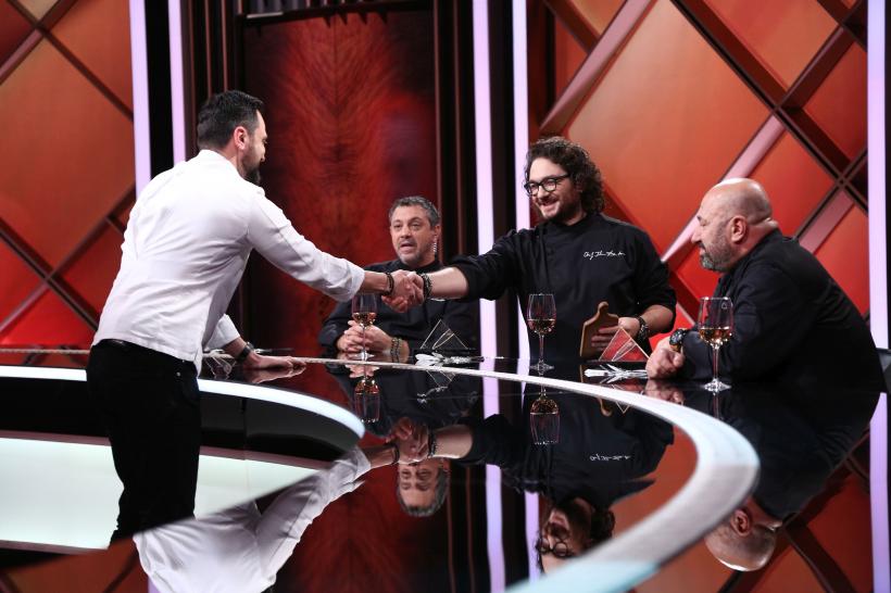 Seara extravaganțelor la Chefi la cuțite! Jessica Alves, cunoscută cândva drept „Păpușa umană Ken”, îi vizitează pe Chefi. Iar Iulia Albu îi uluiește pe jurați cu preparatul său elaborat 18799953