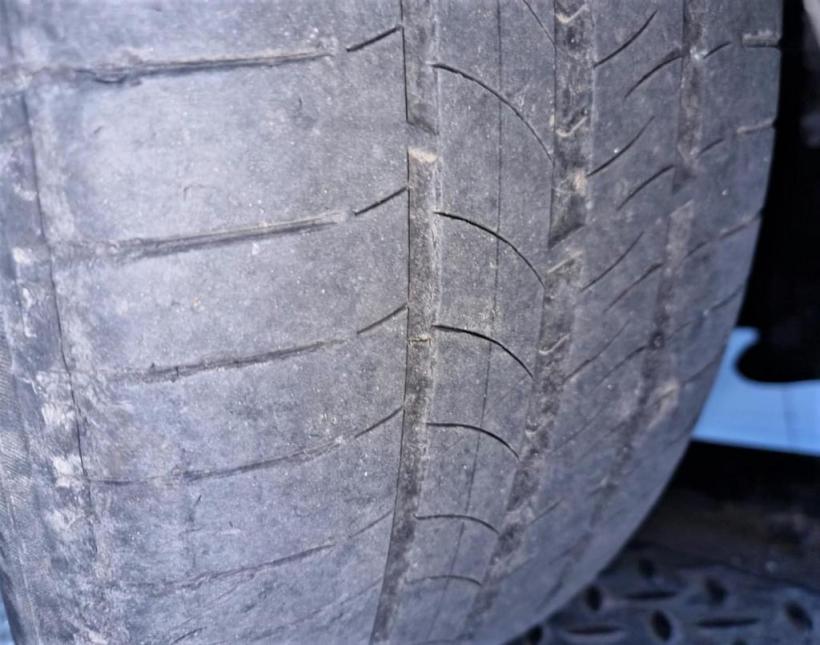 Cum a rămas un șofer fără mașină. Sistem ilegal SCUMP găsit sub capota unui autoturism vechi 18800089