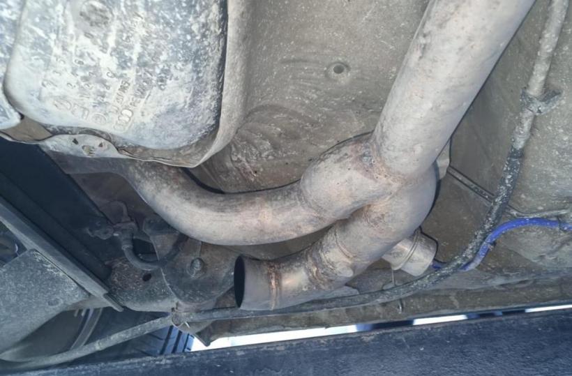 Cum a rămas un șofer fără mașină. Sistem ilegal SCUMP găsit sub capota unui autoturism vechi 18800090