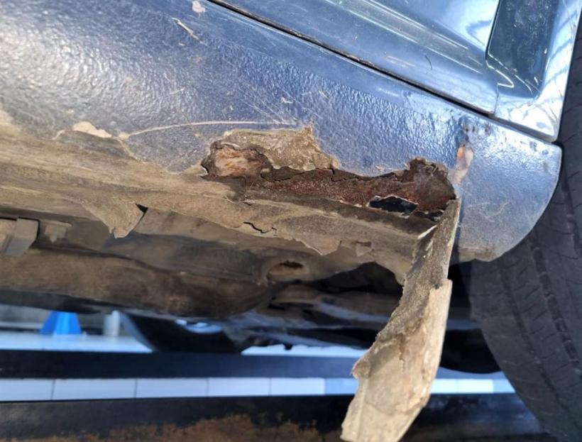 Cum a rămas un șofer fără mașină. Sistem ilegal SCUMP găsit sub capota unui autoturism vechi 18800091