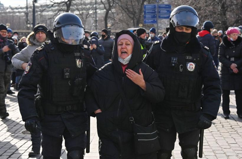 Poliția lui Putin intră în forță: Peste 1.300 de ruși, reținuți în timpul protestelor anti-mobilizare 