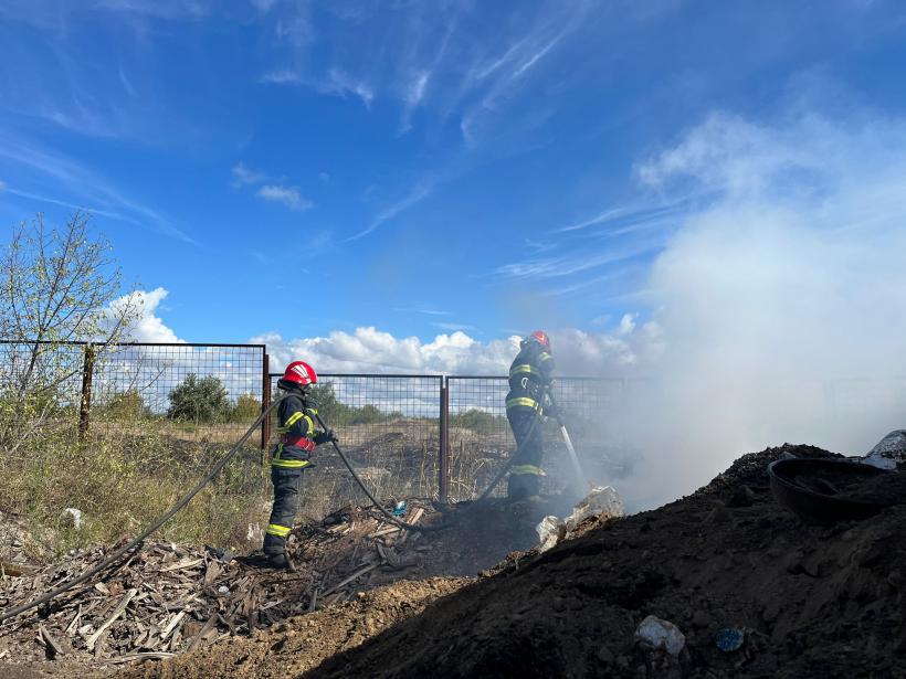 Incendiu de vegetație uscată extins la o remorcă în Tulcea 18800430