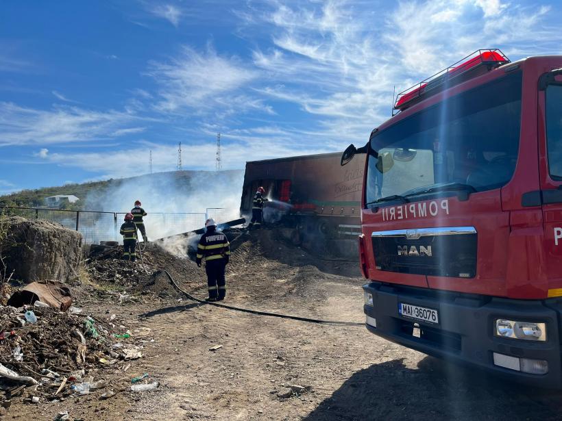Incendiu de vegetație uscată extins la o remorcă în Tulcea 18800431