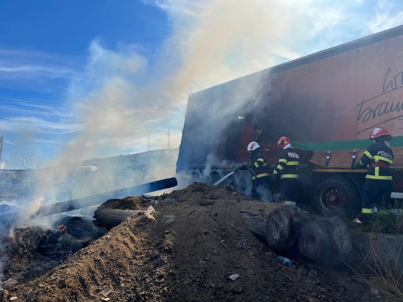 Incendiu de vegetație uscată extins la o remorcă în Tulcea 18800432