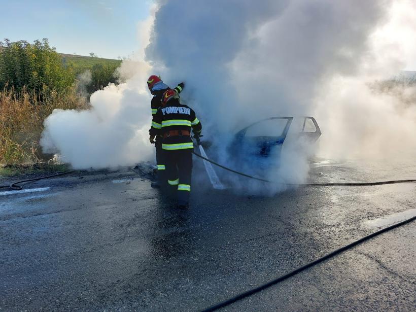 Mașină cuprinsă de flăcări pe DN 22. În autoturism se aflau trei minori 18800516