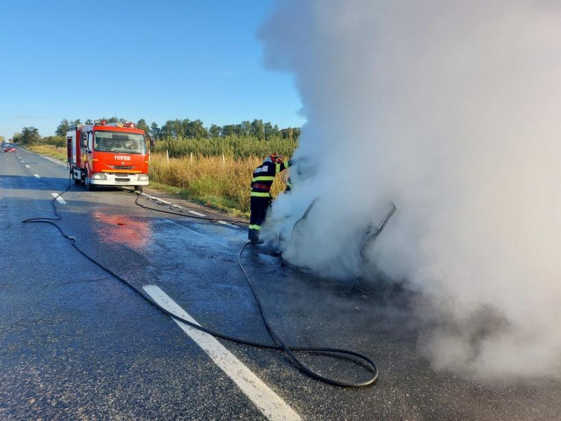 Mașină cuprinsă de flăcări pe DN 22. În autoturism se aflau trei minori 18800517