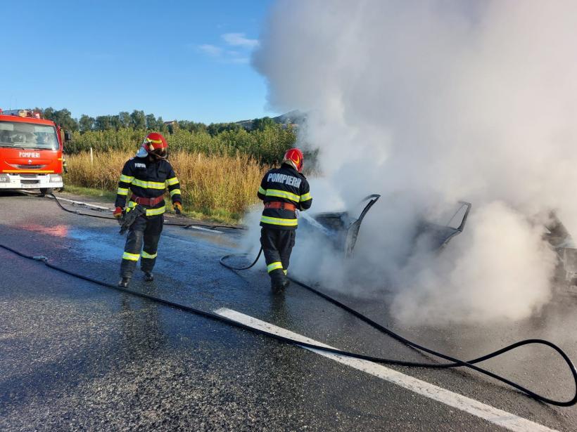 Mașină cuprinsă de flăcări pe DN 22. În autoturism se aflau trei minori 18800519