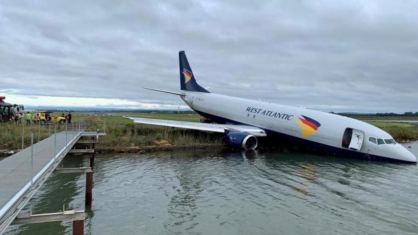 Un Boeing 737 a aterizat într-un lac din Franța! 18800566