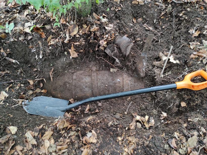 O bombă de 100 de kilograme, din al Doilea Război Mondial, a fost găsită într-o pădure din Cluj-Napoca