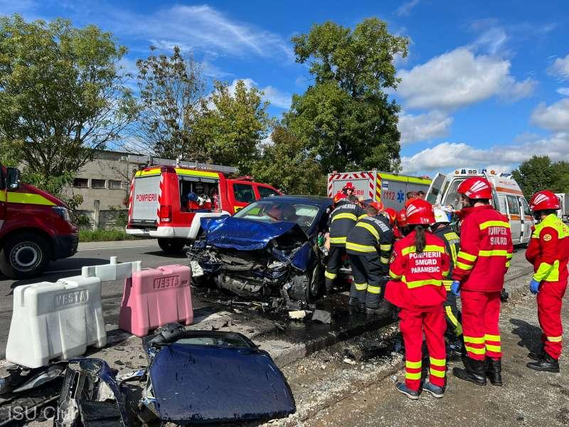 Accident cu două mașini în Jucu. Un bărbat rămas încarcerat și trei tineri răniți 18800950