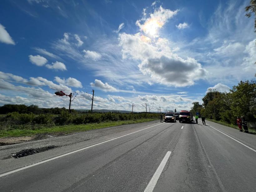 Accident cu două mașini în Jucu. Un bărbat rămas încarcerat și trei tineri răniți 18800951