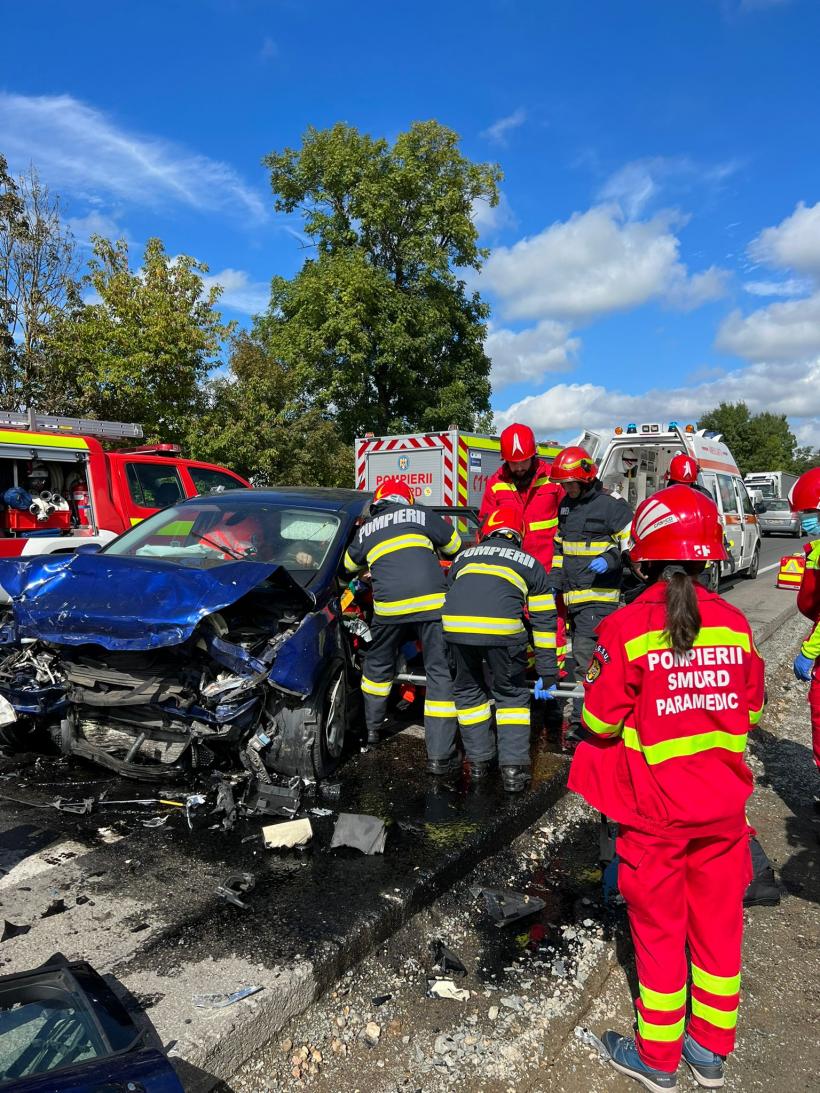 Accident cu două mașini în Jucu. Un bărbat rămas încarcerat și trei tineri răniți 18800952
