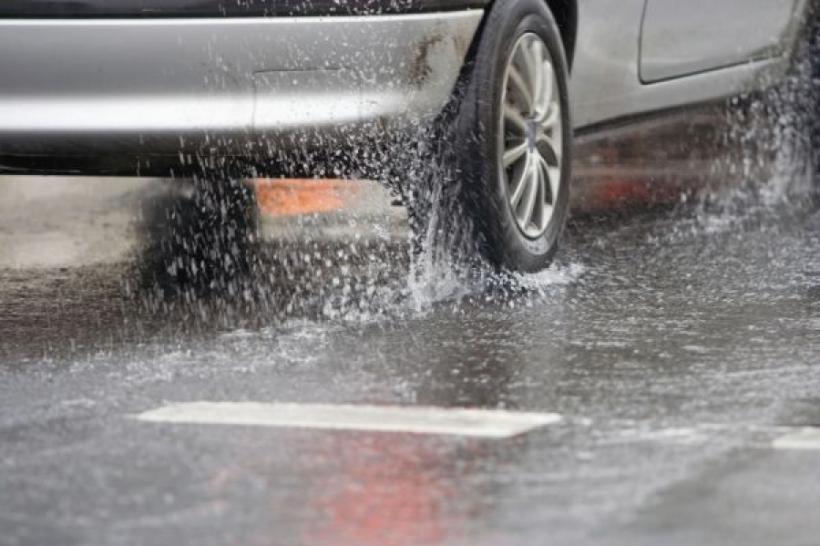 Atenție șoferi! Vizibilitate redusă pe Autostrada A 1 Sibiu - Deva, din cauza ploii torențiale