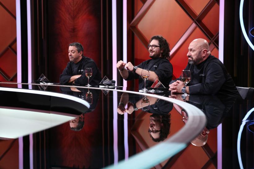 Chefi la cuțite, lider de piață cu ediția de luni.  În seara aceasta, jurații au parte de o provocare inedită:  sunt chemați la bancurile de lucru legați la ochi! 18800925