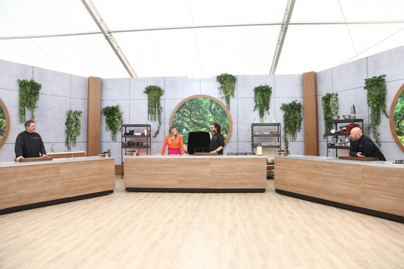 Chefi la cuțite, lider de piață cu ediția de luni.  În seara aceasta, jurații au parte de o provocare inedită:  sunt chemați la bancurile de lucru legați la ochi! 18800926