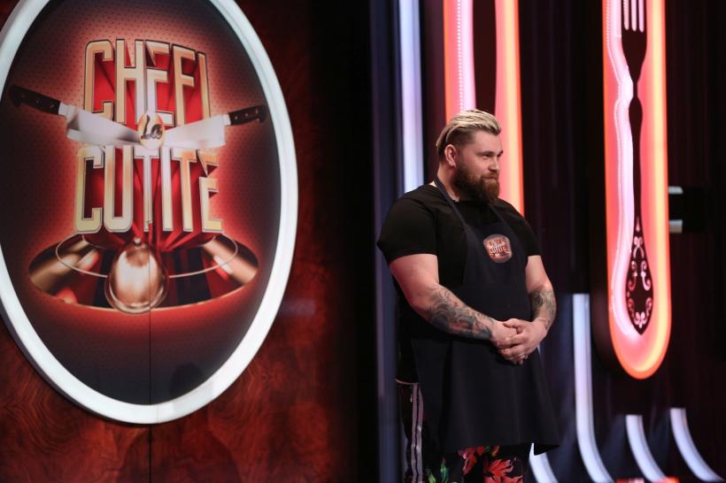 Chefi la cuțite, lider de piață cu ediția de luni.  În seara aceasta, jurații au parte de o provocare inedită:  sunt chemați la bancurile de lucru legați la ochi! 18800927