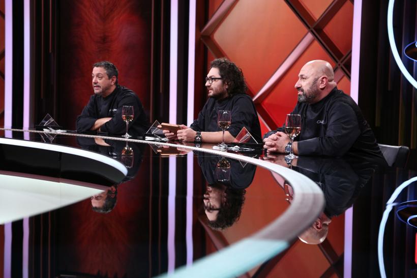 Chefi la cuțite, lider de piață cu ediția de luni.  În seara aceasta, jurații au parte de o provocare inedită:  sunt chemați la bancurile de lucru legați la ochi! 18800928