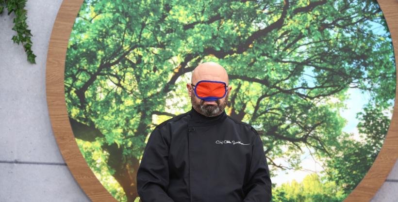 Chefi la cuțite, lider de piață cu ediția de luni.  În seara aceasta, jurații au parte de o provocare inedită:  sunt chemați la bancurile de lucru legați la ochi! 18800929