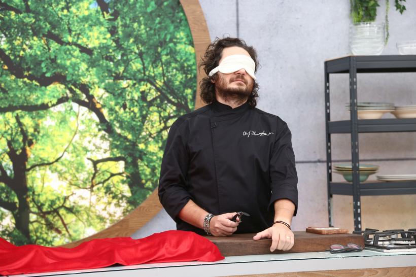 Chefi la cuțite, lider de piață cu ediția de luni.  În seara aceasta, jurații au parte de o provocare inedită:  sunt chemați la bancurile de lucru legați la ochi! 18800930