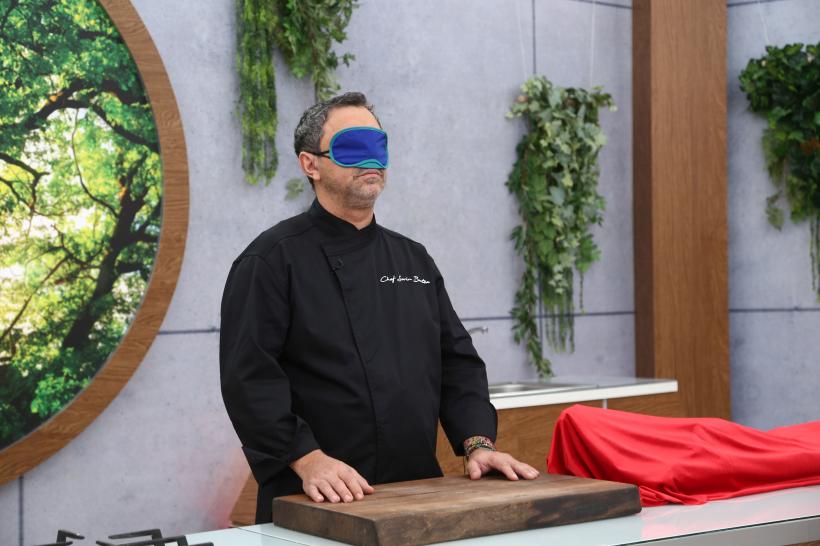 Chefi la cuțite, lider de piață cu ediția de luni.  În seara aceasta, jurații au parte de o provocare inedită:  sunt chemați la bancurile de lucru legați la ochi! 18800931