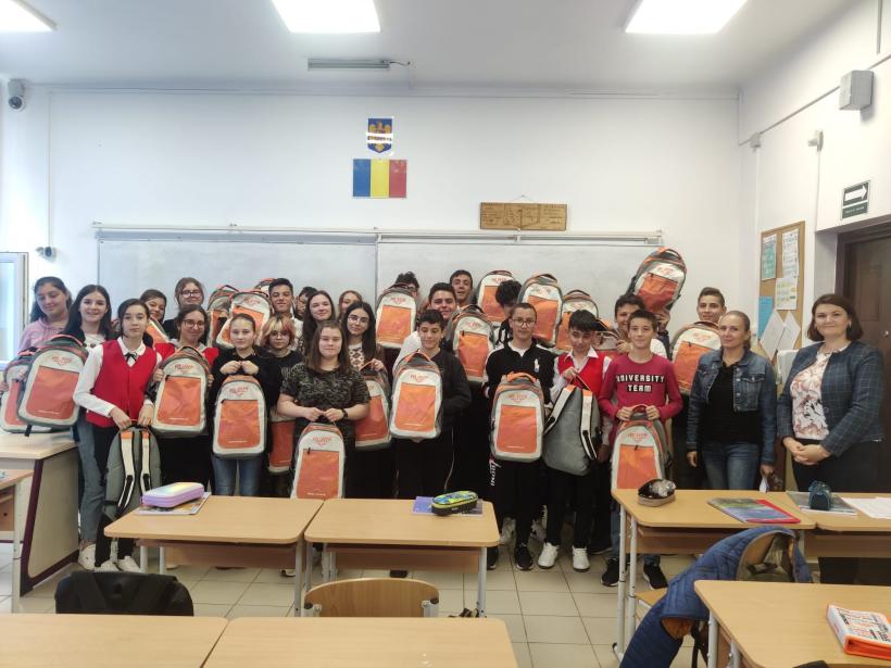 Fundația Mereu Aproape și RURIS au susținut 20.000 de elevi  de la școli din toate regiunile țării cu ghiozdane complet echipate la începutul anului școlar, prin cele șase ediții ale programului „Educație pentru România” 18800964