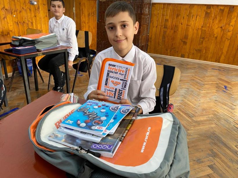 Fundația Mereu Aproape și RURIS au susținut 20.000 de elevi  de la școli din toate regiunile țării cu ghiozdane complet echipate la începutul anului școlar, prin cele șase ediții ale programului „Educație pentru România” 18800965