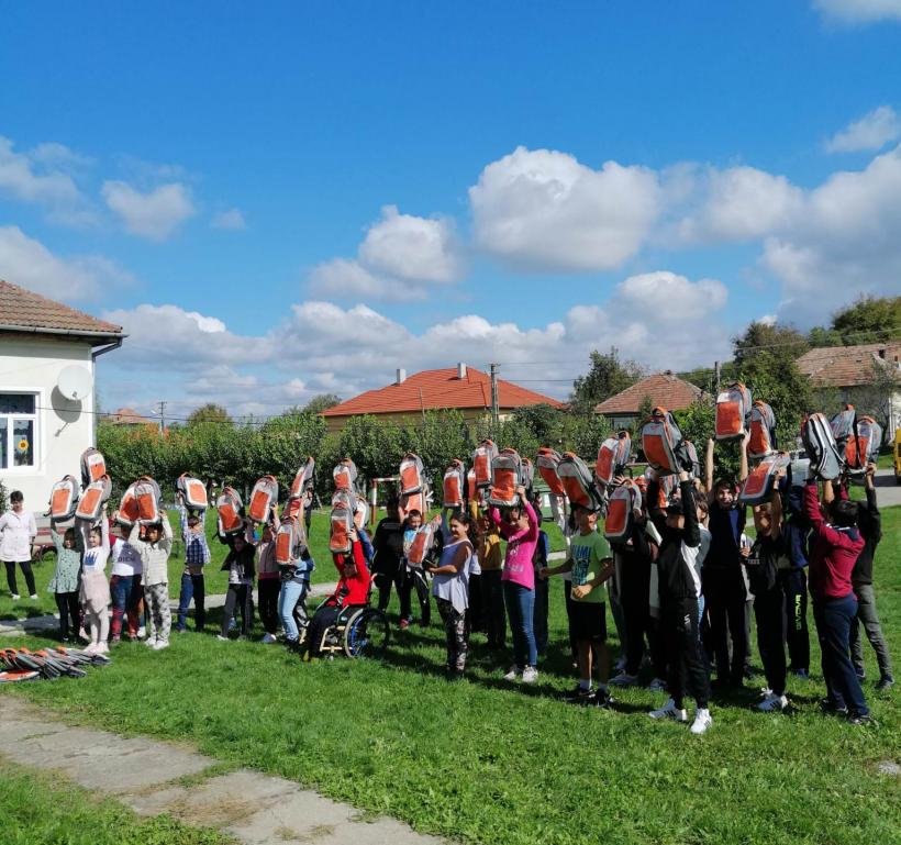 Fundația Mereu Aproape și RURIS au susținut 20.000 de elevi  de la școli din toate regiunile țării cu ghiozdane complet echipate la începutul anului școlar, prin cele șase ediții ale programului „Educație pentru România” 18800966