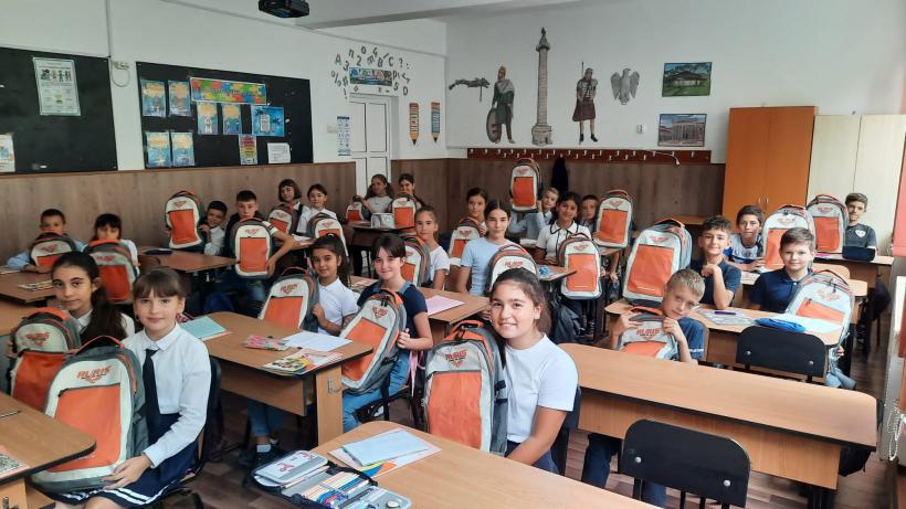 Fundația Mereu Aproape și RURIS au susținut 20.000 de elevi  de la școli din toate regiunile țării cu ghiozdane complet echipate la începutul anului școlar, prin cele șase ediții ale programului „Educație pentru România” 18800967