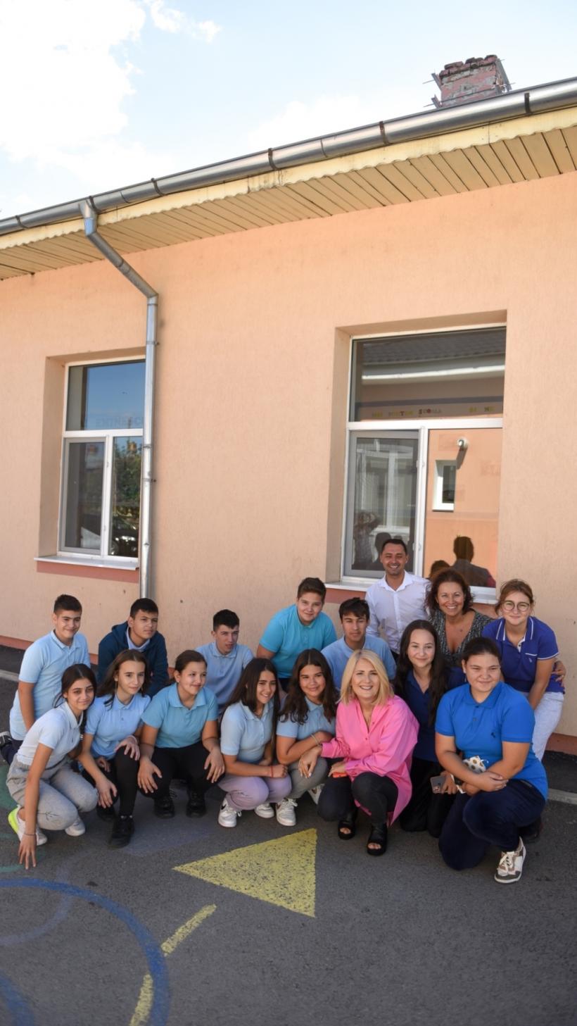 Fundația Mereu Aproape și RURIS au susținut 20.000 de elevi  de la școli din toate regiunile țării cu ghiozdane complet echipate la începutul anului școlar, prin cele șase ediții ale programului „Educație pentru România” 18800968