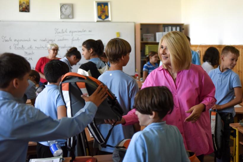 Fundația Mereu Aproape și RURIS au susținut 20.000 de elevi  de la școli din toate regiunile țării cu ghiozdane complet echipate la începutul anului școlar, prin cele șase ediții ale programului „Educație pentru România” 18800969