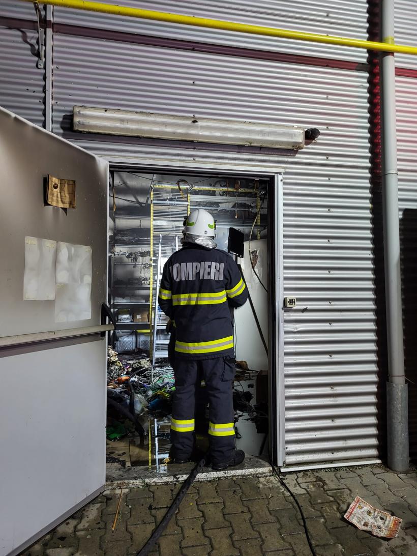 Incendiu într-un centru comercial din Giurgiu. Flăcările au distrus mii de articole vestimentare 18800883