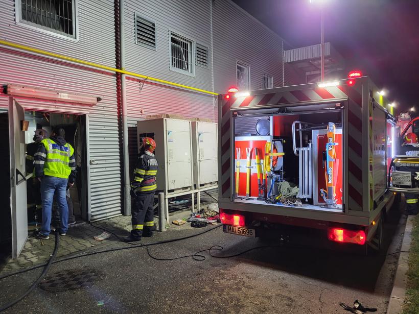 Incendiu într-un centru comercial din Giurgiu. Flăcările au distrus mii de articole vestimentare 18800885