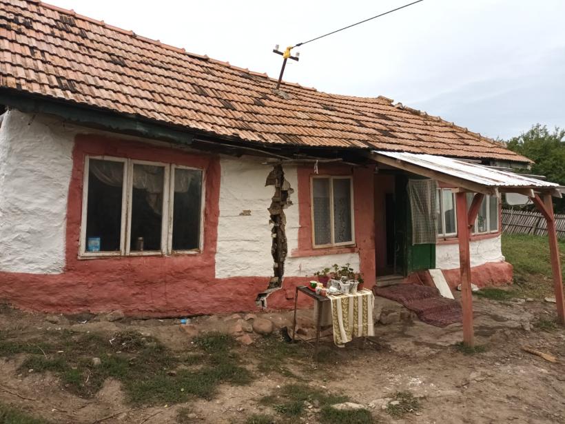O casă dintr-o comună buzoiană a crăpat în două din cauza alunecărilor de teren