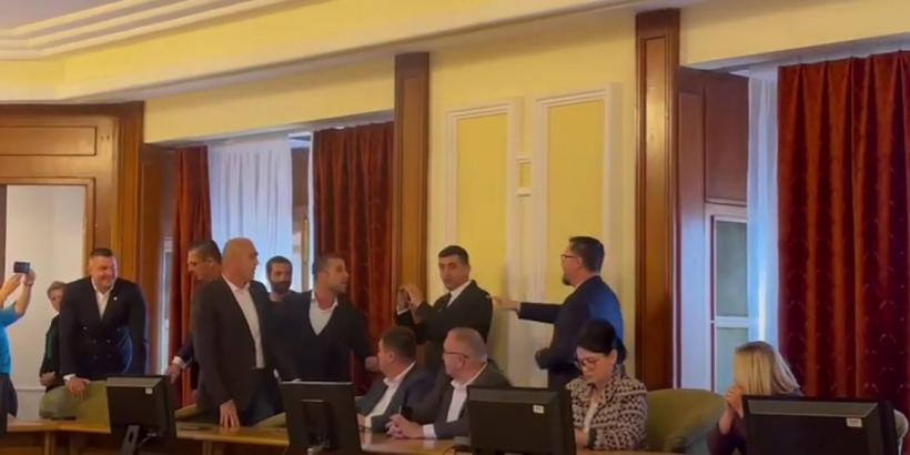 Un nou scandal în Parlament. George Simion a stins lumina în sala de ședințe. Deputații se ceartă pe majorările de salarii pentru primari și parlamentari