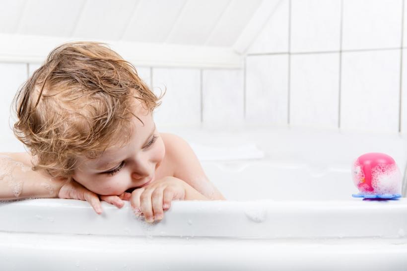 Copilului tău nu îi place să facă baie? Iată ce poți face