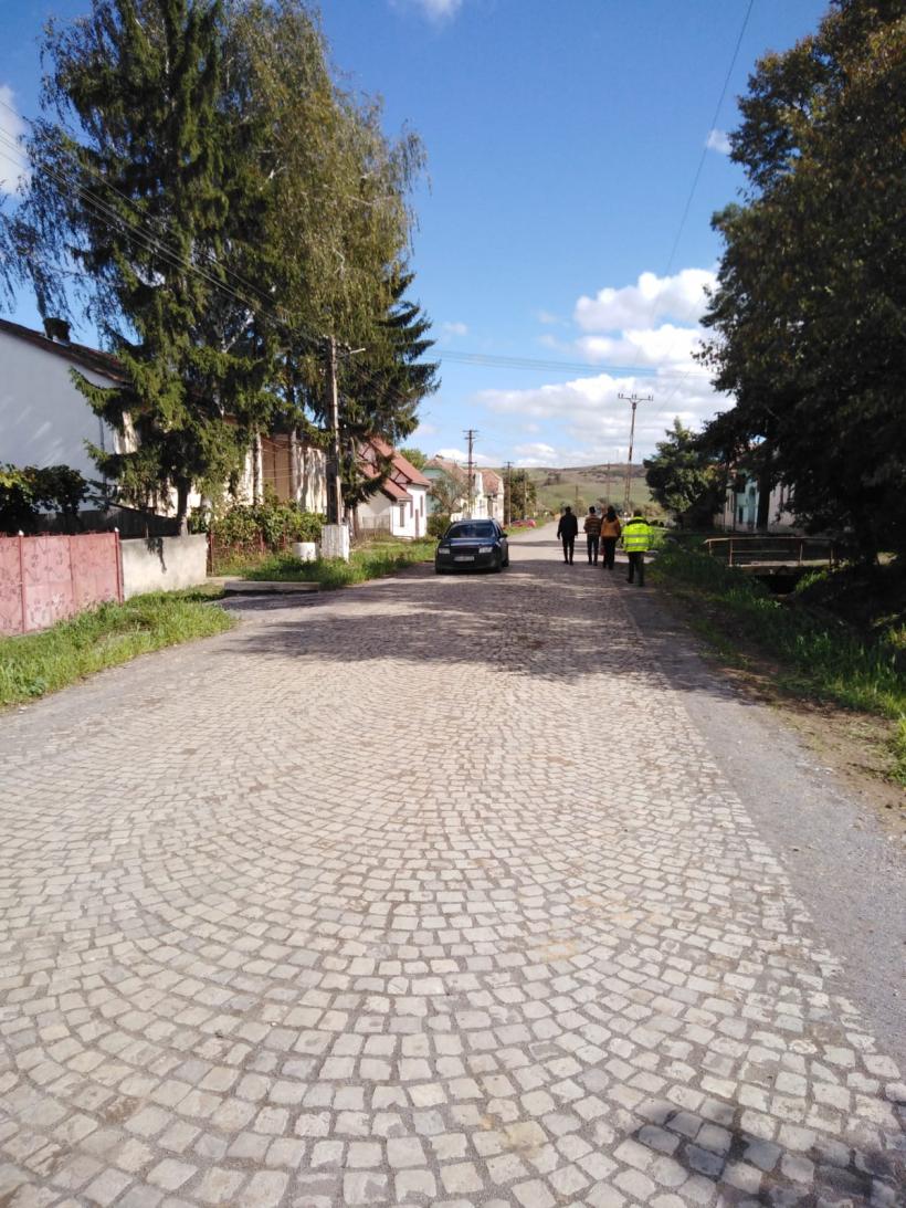 Drumul principal din satul Viscri a fost reabilitat