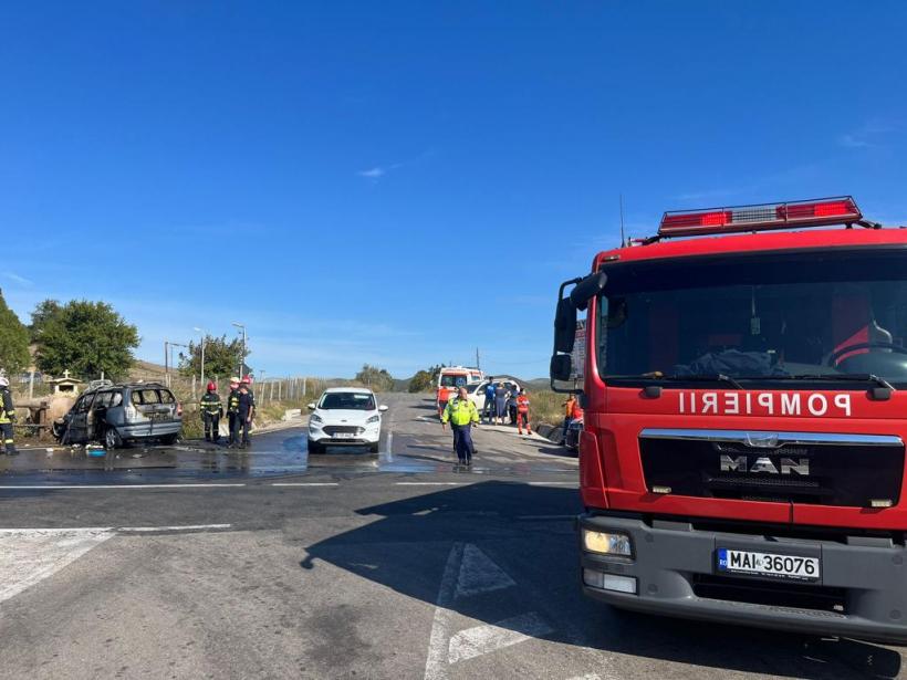 Două mașini s-au ciocnit în Tulcea, iar una dintre ele a luat foc 18801431
