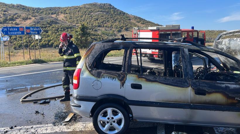 Două mașini s-au ciocnit în Tulcea, iar una dintre ele a luat foc