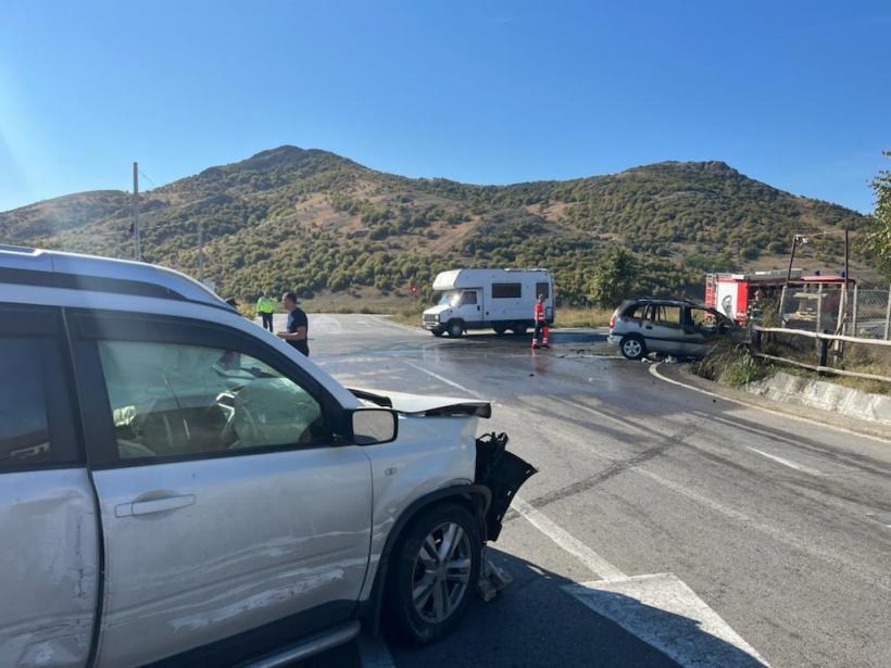 Două mașini s-au ciocnit în Tulcea, iar una dintre ele a luat foc 18801433