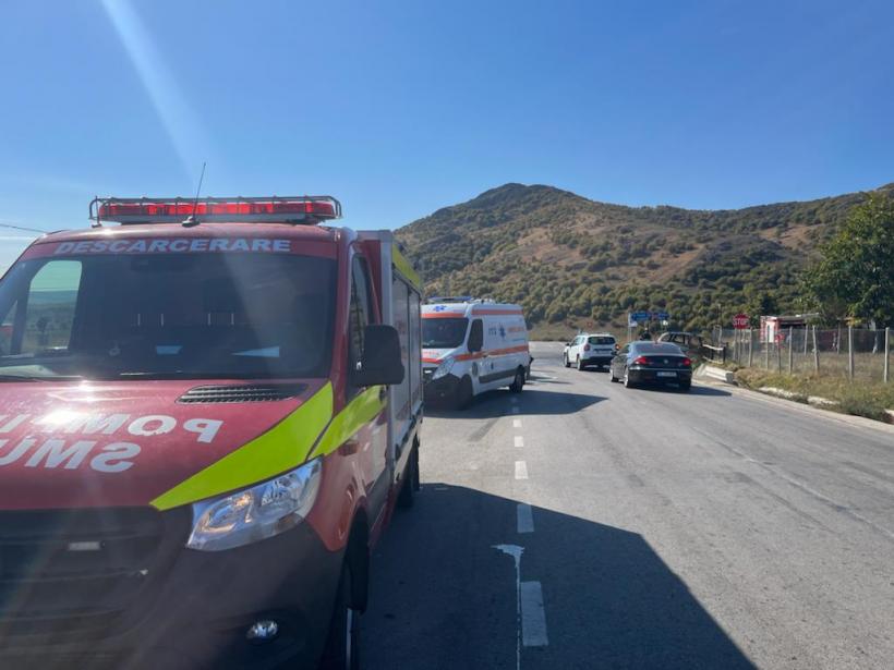 Două mașini s-au ciocnit în Tulcea, iar una dintre ele a luat foc 18801434