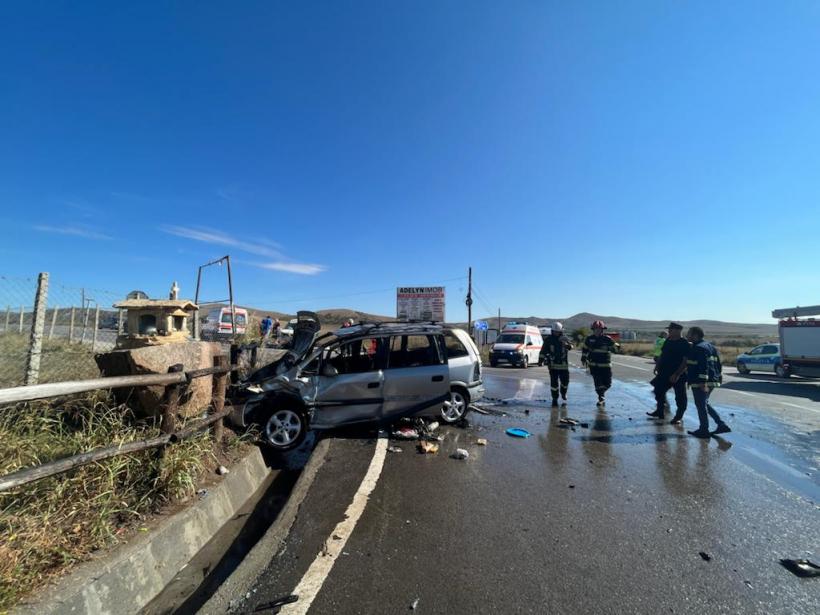 Două mașini s-au ciocnit în Tulcea, iar una dintre ele a luat foc 18801435