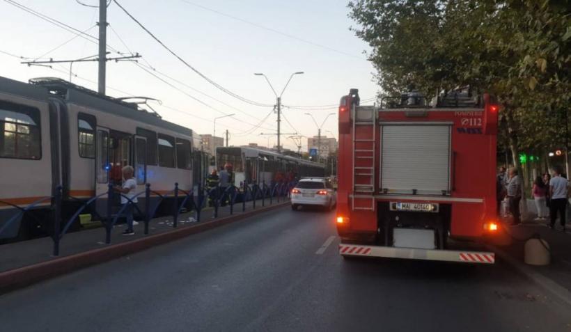 Două tramvaie s-au ciocnit vineri seara, în Capitala. Trei persoane au fost rănite 