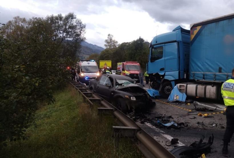 Accident grav în Câmpulung Moldovenesc. Un tânăr de 26 de ani a murit  după ce mașina pe care o conducea a fost lovită de un TIR 18801524